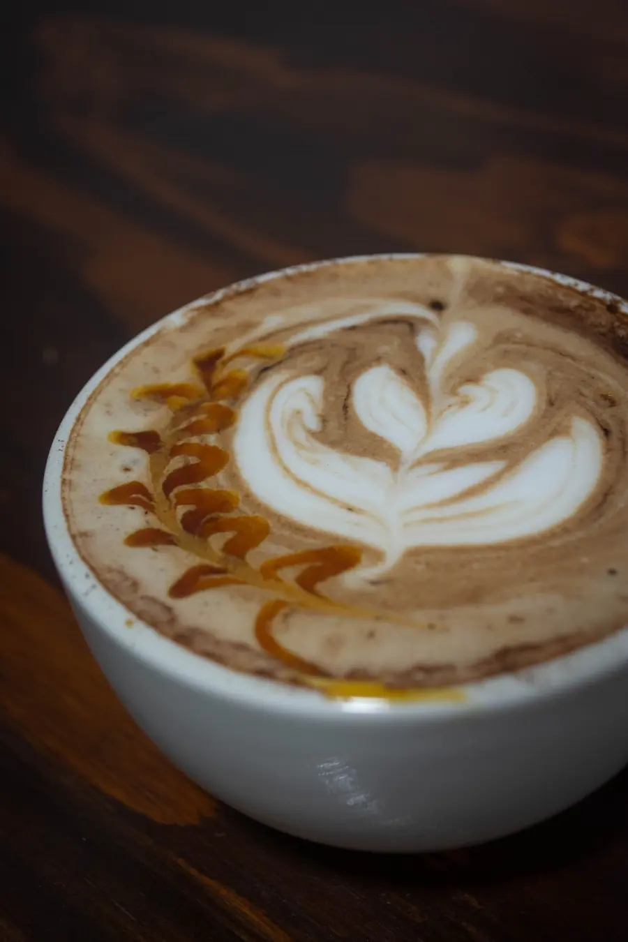 Café con latte art de hojas y caramelo