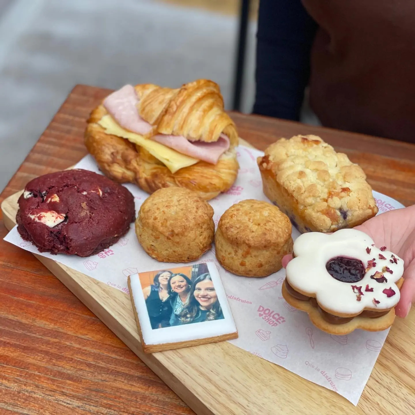 Papel rosa de Dolce Shop con íconos de repostería bajo una galletita
