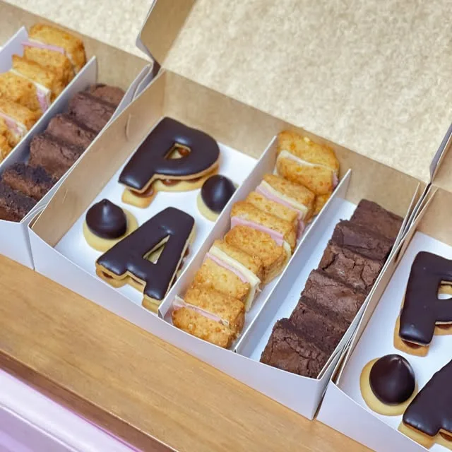 Caja de meriendas con galletas de chocolate que arman una palabra