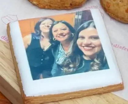 Galleta cuadrada con una foto impresa, sobre papel de Dolce Shop