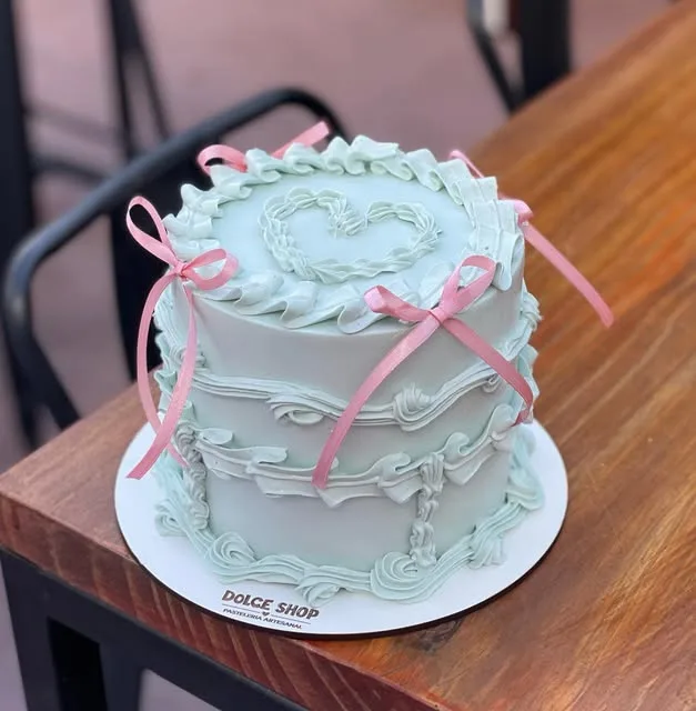 Torta lambeth verde menta con moños de cinta rosa