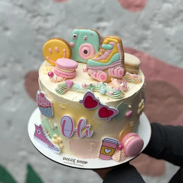 Torta personalizada de buttercream pastel con toppers de fondant